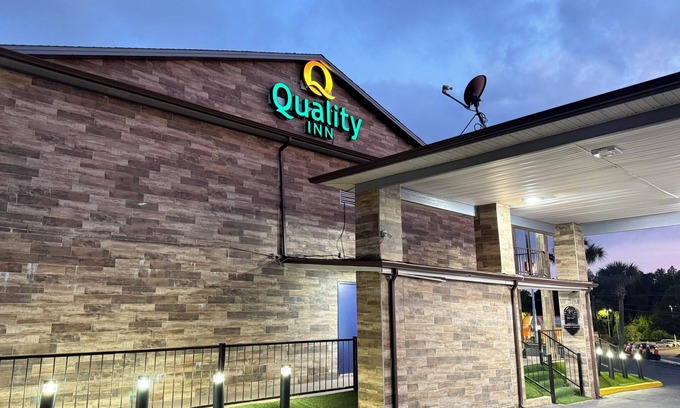 Crestview Hotel | Opulent Oasis Motel Crestview