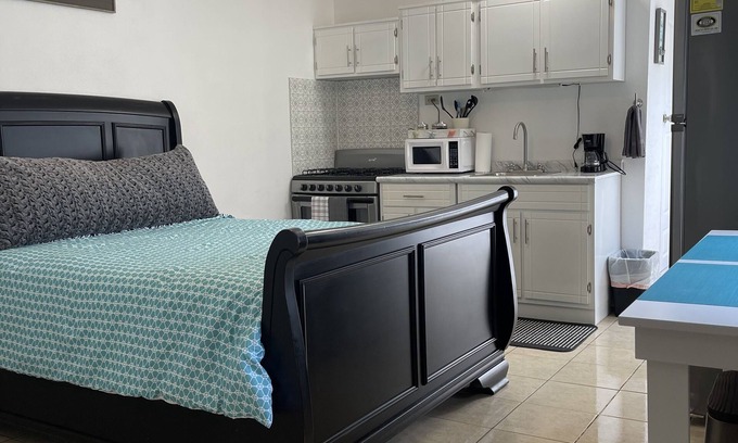 Ensenada Apartamento | Quality Lodging by the Sea. Studio apartment w/garage100 yards from the beach.
