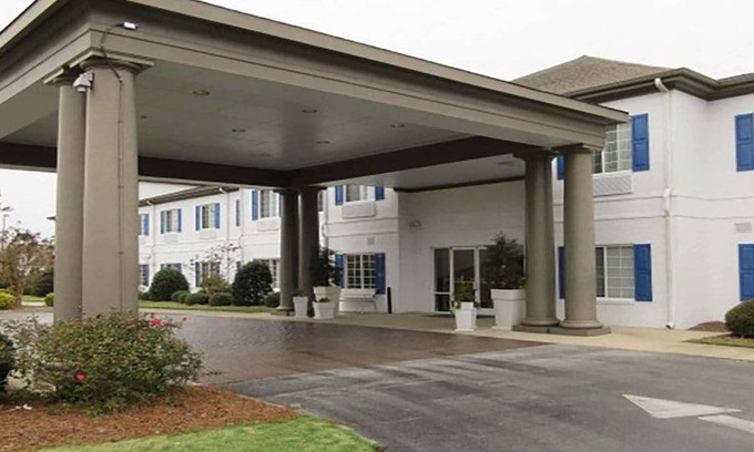 Sneads Ferry Hotel | Quality Inn & Suites Sneads Ferry- North Topsail Beach
