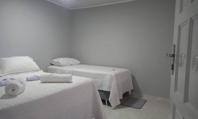 Vila Yolanda Apartamento | Quarto Espaçoso no Centro de Foz