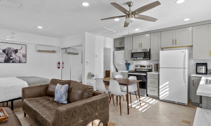 Quartz Hill Apartamento | Quartz Hill Studio: Kitchen, TV, Washer/Dryer