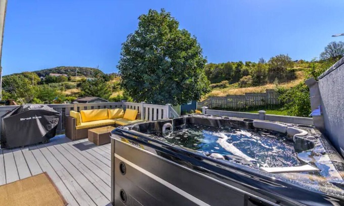 Quidi Vidi Casa | Quayside Quidi Vidi - Gorgeous 4bdrm with HotTub