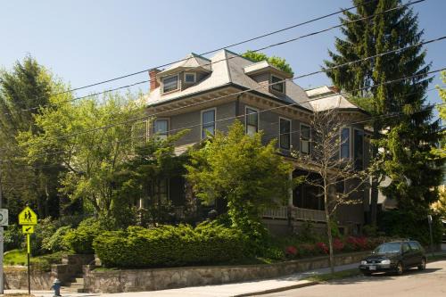 Brookline Casa | Queen Anne Brookline B&B