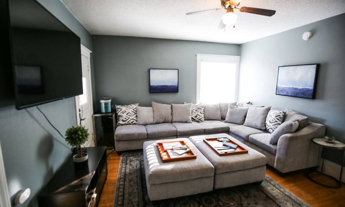 Northeast Minneapolis Arts District Casa | Queen Anne Mansion ★5BR★FastWifi★Cable★65"TV★Brkfst