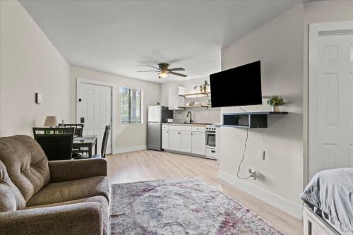 Huntsville Apartamento | Queen Bed Modern Studio Apartment in Huntsville