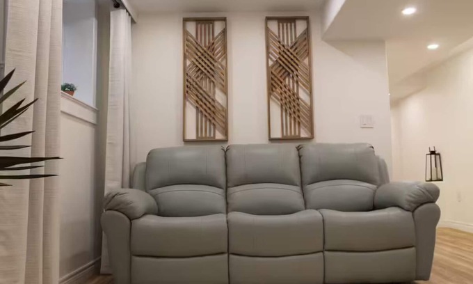 Barrie Apartamento | Queen Bed Suite- Private Entrance