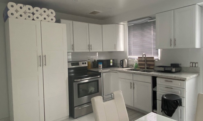 Lakeview Casa | QUEEN BEDROOM #1 WITH FREE PARKING