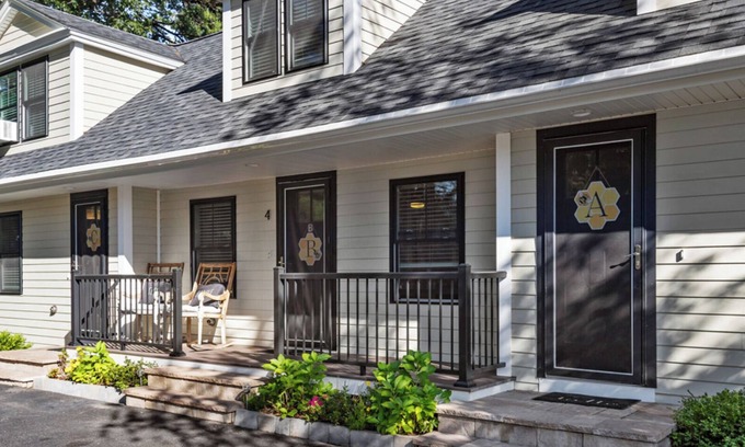 Ogunquit Casa | QUEEN BEE, The Hive Vacation Getaway
