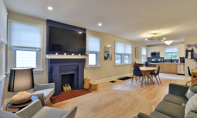 Hyde Park Casa | Queen City Blue- Historic Charmer Luxurious Living