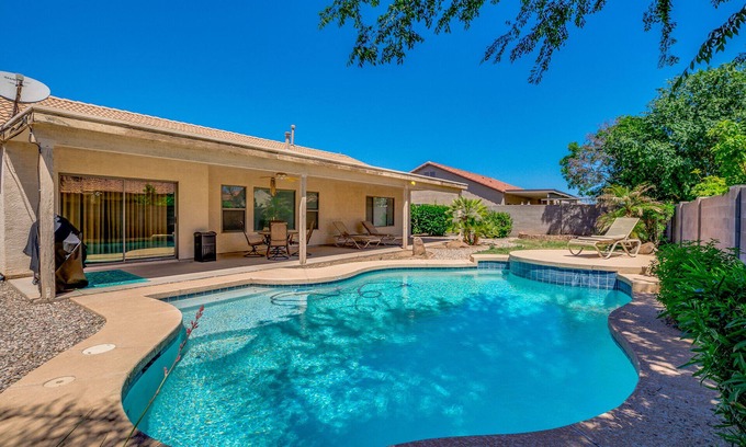 Castlegate Casa | Queen Creek Pool Home! ¡Super vecindario cerca del mercado! ¡Estancia mínima de 30 noches!