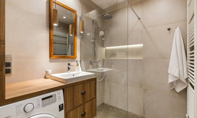 Zwierzyniec Apartamento | Queen Deluxe Suite - Stylish comfort & space for a relaxed start