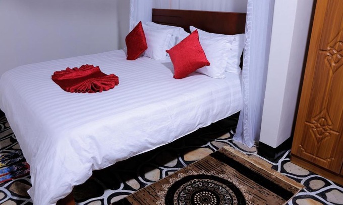 Kasese Hotel | Queen Elizabeth Safari Lodge