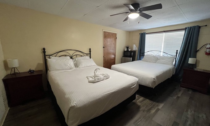 Mount Ida Apartamento | Queen Guest Room located at the Joplin Inn at the entrance to Mountain Harbor, just 2 1/2 miles from Lake Ouachita. by RedAwning