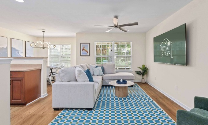 Charleston Casa | Queen Kelsey - mins from Credit One - pet friendly