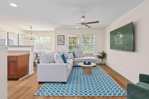 Charleston Casa | Queen Kelsey - mins from Credit One - pet friendly