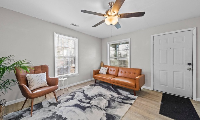 Greensboro Apartamento | Queen Loft .5 Mile Downtown - HS Internet 55 in TV