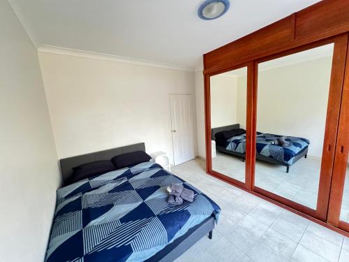 Hurlstone Park Casa | Queen Room in Hurlstone Park - CS1