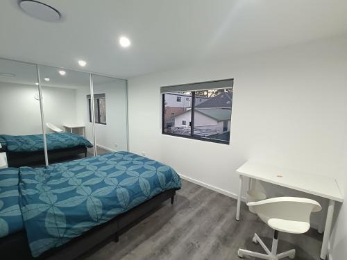 Guildford Casa | Queen Room in Modern, Guildford House - NR4