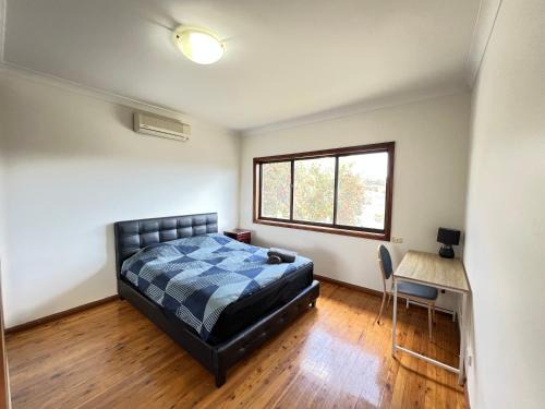 Lurnea Casa | Queen Room in Spacious Double Story House - L7