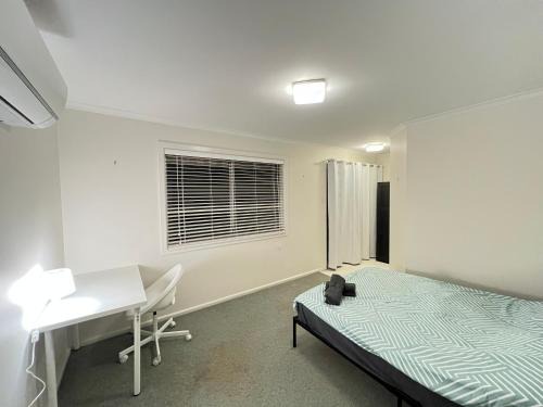 Rydalmere Casa | Queen Room in Two Story House - R8
