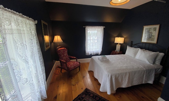 Manitoulin District Casa | Queen's Inn-Gore Bay, Manitoulin Island - The world's largest fresh water island