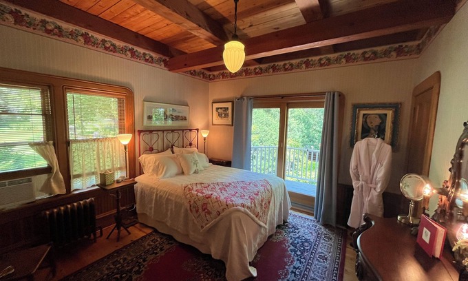 Bayfield Cama Y Desayuno | Queen's View B&B- Bill's East, Balcony Lake Views, Sauna, Pool, Bayfield, WI