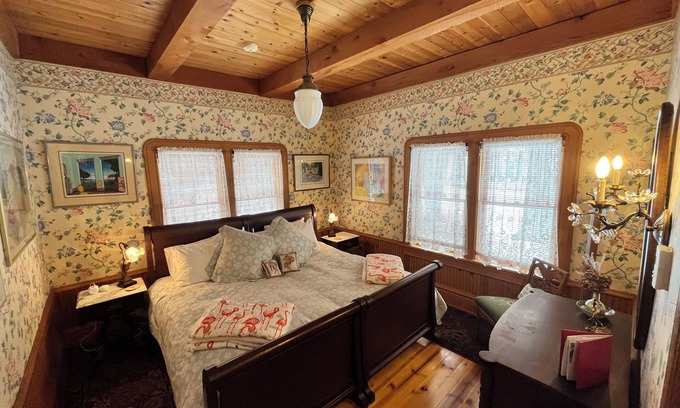 Bayfield Cama Y Desayuno | Queen's View B&B- Bill's West, Lake Views, Sauna, Pool, Garden, Bayfield, WI