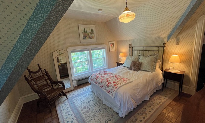 Bayfield Cama Y Desayuno | Queen's View B&B- Mona's Suite, Lake Views, Sauna, Pool, Garden, Bayfield, WI