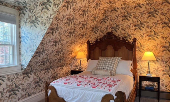 Bayfield Cama Y Desayuno | Queen's View B&B- Mona's South, Lake Views, Sauna, Pool, Garden, Bayfield, WI