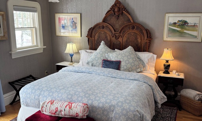 Bayfield Cama Y Desayuno | Queen's View B&B- Queen's Room, Sauna, Pool, Garden, Lake Views, Bayfield, WI