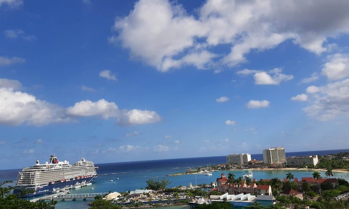 Ocho Rios Apartamento | El lugar de la reina. WiFi, Prkg gratis, piscina, vista, lavadora / secadora