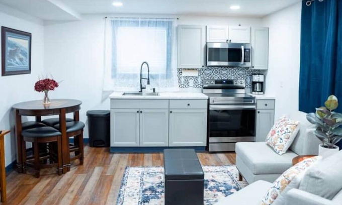 Palmer Hotel | Queen Suite 103 at Boutique Hotel in Downtown Palmer