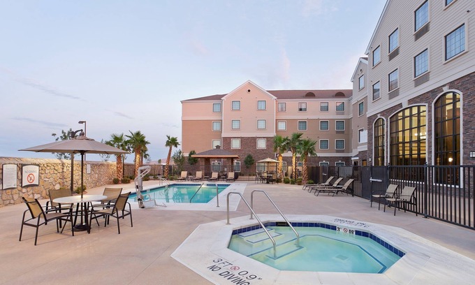 Biggs Field Condominio | Suite Queen | Desayuno diario gratuito, acceso a la piscina al aire libre + centro de negocios las 24 horas