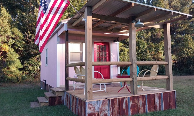 Hubert Cabaña | Queen Suite Minutes to Beach Shopping Nature Trails Boating Historic Sites