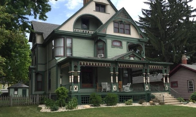 Adrian Casa | Queen Victorian Home, Walking distance to downtown