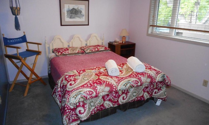 Whitehorse Casa | Queen, walk to village center