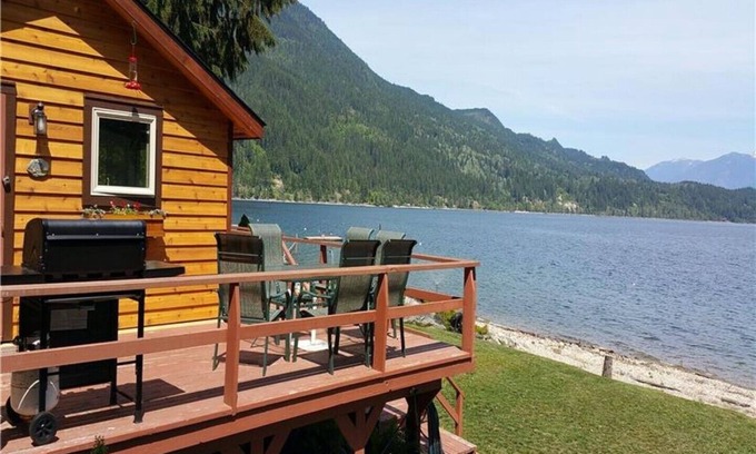 Balfour Cabaña | Queens Bay Hideaway Cottage Lakefront