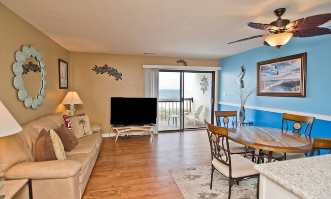 Emerald Isle Condominio | Queens Court 1204, Oceanfront Condo in Emerald Isle, NC!