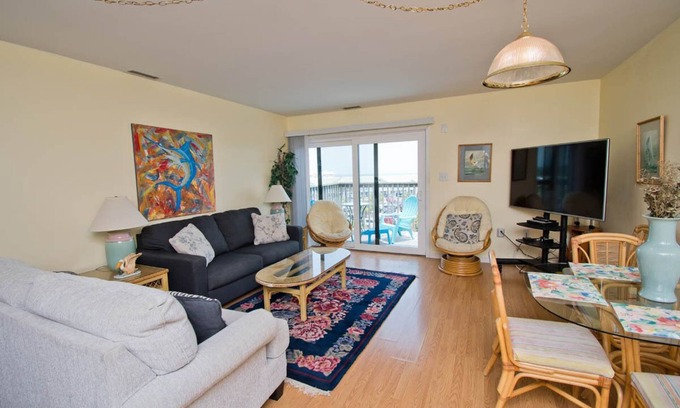 Emerald Isle Condominio | Queens Court 3303, Oceanview Condo in Emerald Isle, NC!