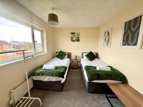 Swindon Casa | Queens Drive Long Stays Free Parking Sleeps 7