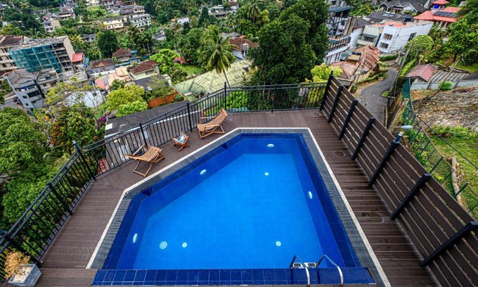 Tennekumbura Hotel | Queens mount Ridge