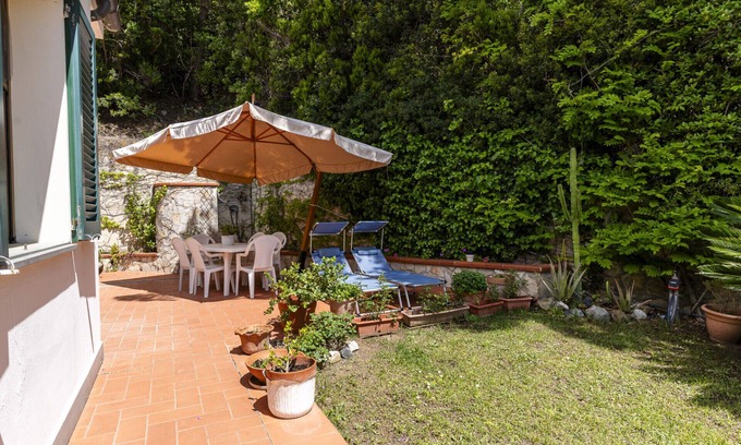 Quercianella Apartamento | Quercianella Lovely Apartament Sea View W/ Patio!