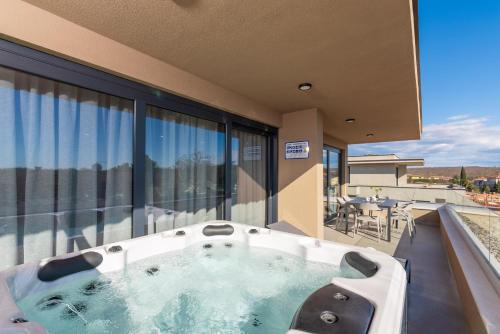 Karigador Apartamento | Quercus Village Penthouse with jacuzzi