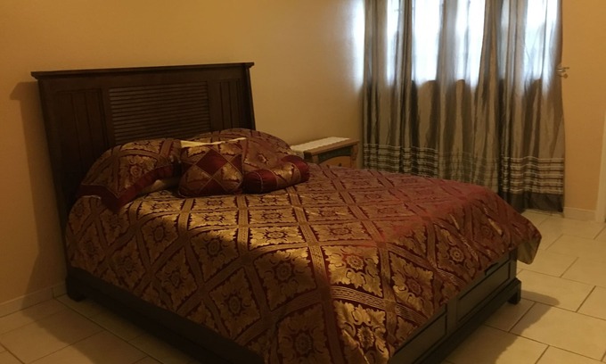 Lucaya Apartamento | Tranquilo y tranquilo apartamento cerca de la playa y de compras con bicicletas GRATIS