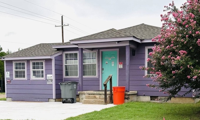 Lawton Cabaña | QUICK 1 mile to Ft Sill - clean, sleeps 5, washer/dryer, & PETS welcome!