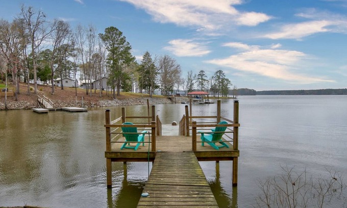Ridgeway Casa | Quick Retreat- Lakefront lot, for family getaway, water activities or fishing!
