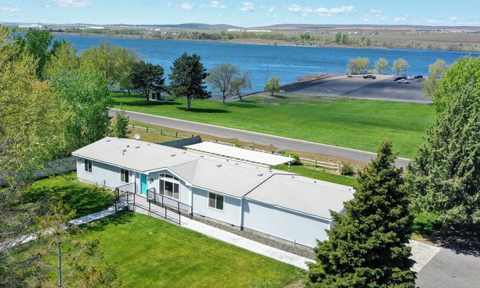 Umatilla Casa | Quick walk to Columbia River access