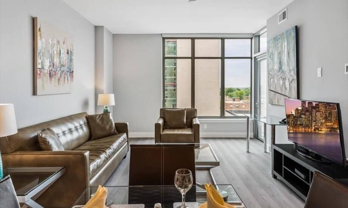 Woodmont Triangle Apartamento | Quick walk to Metro! Downtown Bethesda | Free Wifi | by GLS