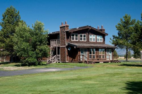 Island Park Casa | Quickdraw by KABINO Satellite WiFi Awesome Location Sleds Welcome Condo on Golf Course