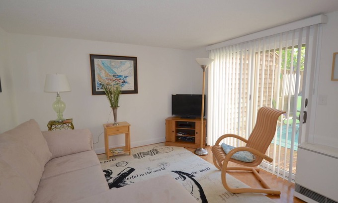 Oak Bluffs Casa | Condominio de 2 habitaciones y 2 baños recientemente remodelado con canchas de tenis